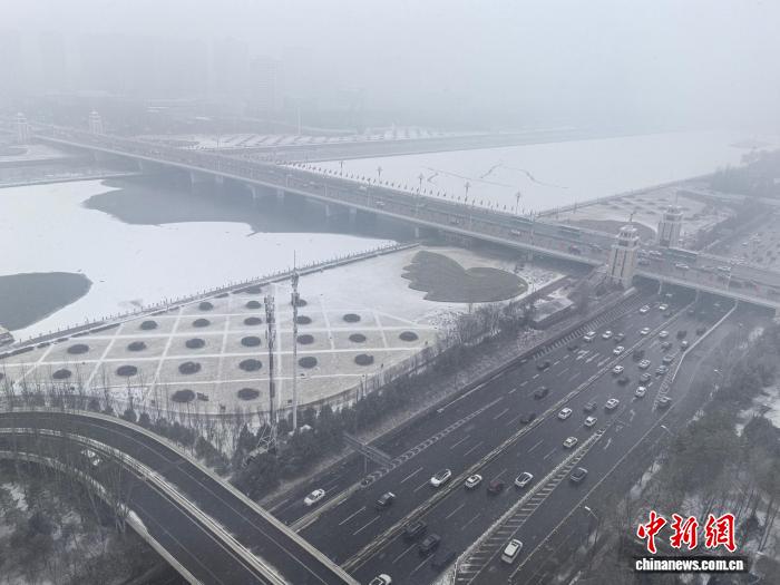 多地降雪 山西130余个高速收费站封闭22架航班取消