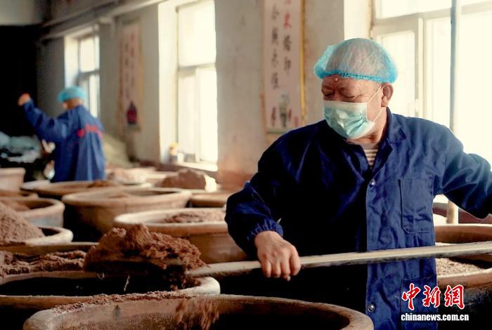 山西大同：酿醋人“翻缸”守艺 非遗技艺酿出新春醇香