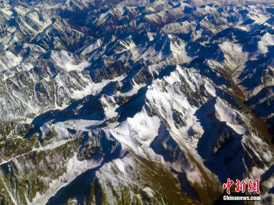 人这一辈子，一定要走一次高速公路穿越天山！