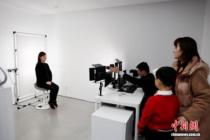 上海20个出入境接待大厅开启“夜场”模式 满足民众寒假春节前