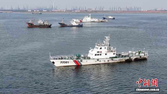 天津海警局开展海上多课目跨昼夜综合执法训练