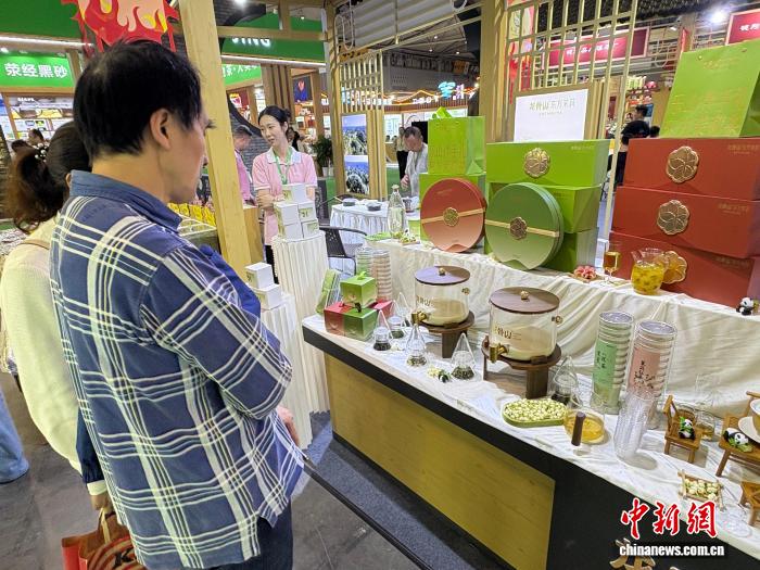四川茶博会热展 新式茶饮走俏“圈粉”