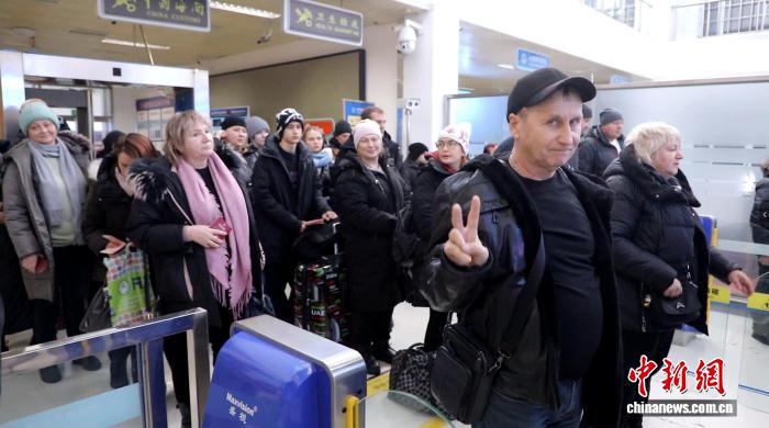 饶河口岸新年开关首日出入境游客1300余人次创新高