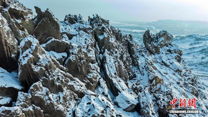 新疆托克逊怪石林雪后着素装 银白黛黑宛如天然画卷
