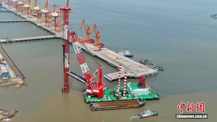 浙江（华东）深远海风电母港核心区码头进入海上施工