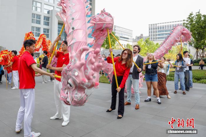 20余所美国高校青年探访重庆 