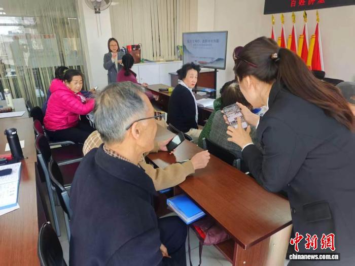 AI助老“绘记忆”：沈阳上园社区温情服务百余名老人