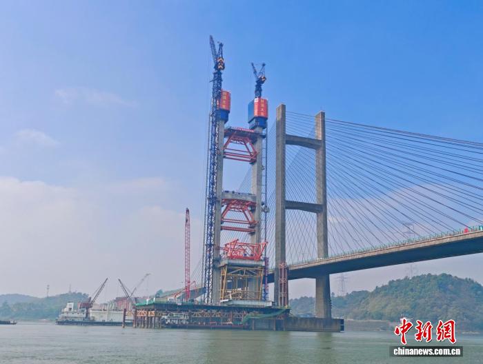 双塔耸立西江：广肇高速改扩建项目新建金马大桥主塔封顶