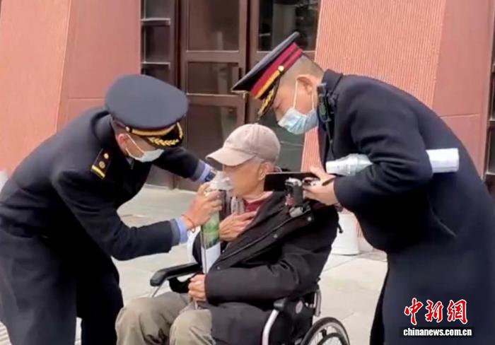 旅客遇高反 拉萨火车站“铁路人”紧急救助