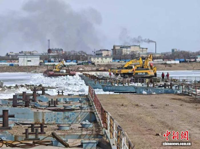 中国黑河—俄罗斯布拉戈维申斯克浮箱固冰通道开始拆解