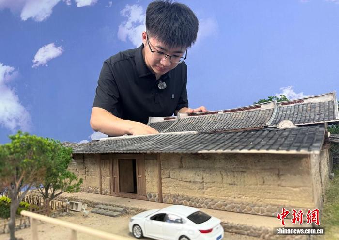 山东“00后”以微缩老屋重现旧时光 海内外“乡愁订单”纷至沓