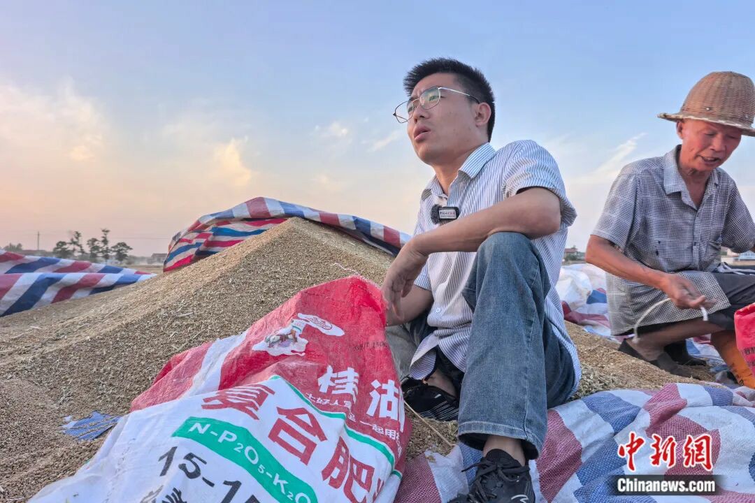 “蹲行医生”火了！跨越4000多公里，他背了一兜麦穗回新疆…