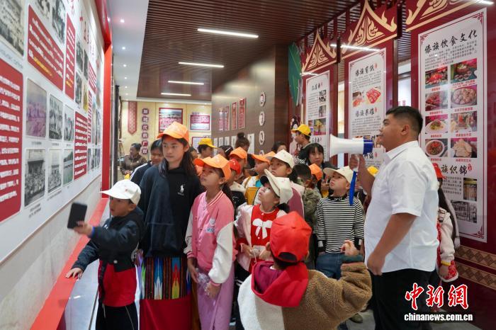 云南瑞丽：一堂边境线上的“亲子