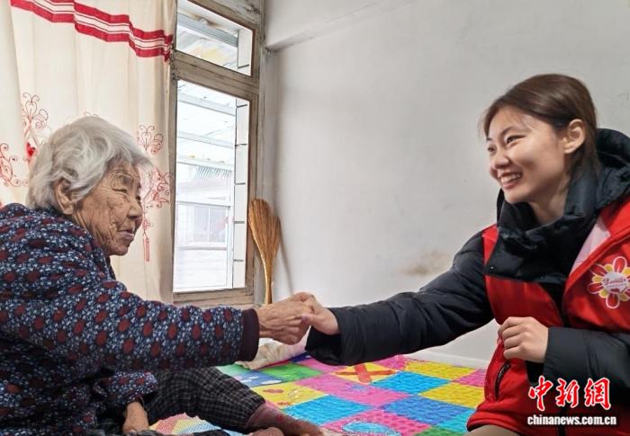 乡村雪地里的“微心愿”：一件棉衣、一个助听器，为何让老人泪目