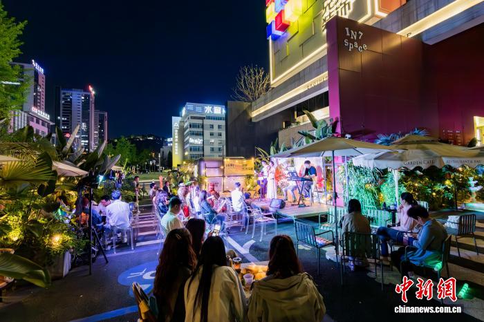 “花园里的音乐会”引白领流连 