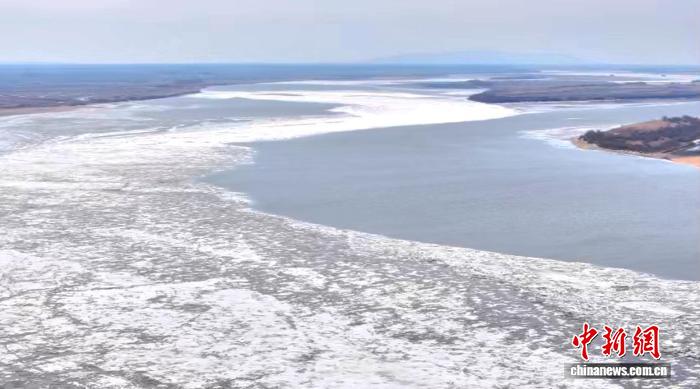 “赫哲故里”同江：“半江春水半江冰”美景醉游人