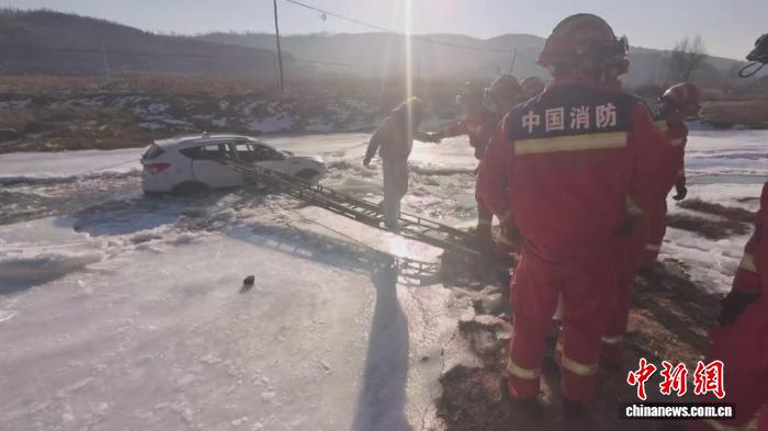 山西寿阳：SUV轧破冰面被困 消防员搭起9米拉梯救人