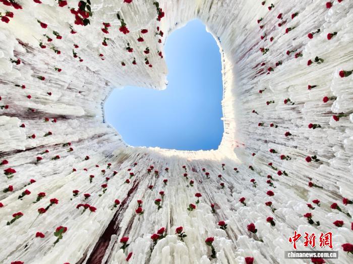 通辽市西辽河冰雪大世界启幕 “冰玫瑰瀑布”成冬日新景
