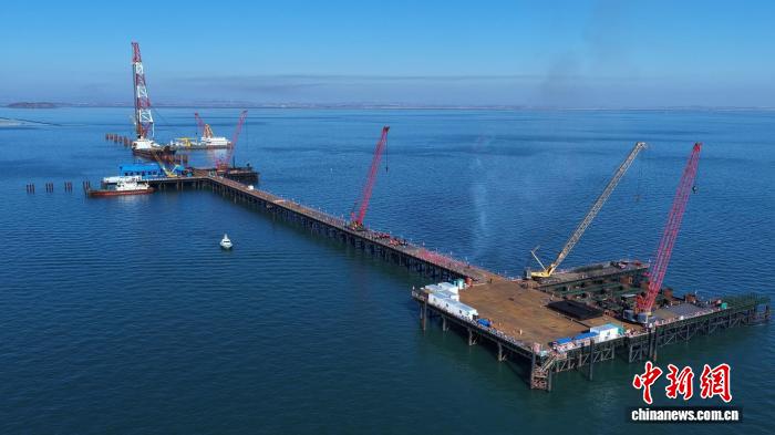 东北最大跨海大桥主桥钢栈桥贯通 工程建设全面提速