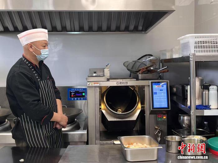 全球首个智慧康养机器人养老驿站