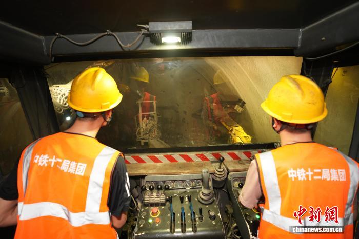 新建重庆至万州高速铁路全部隧道贯通