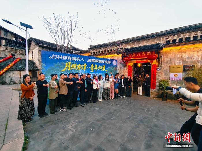 手机变“新农具” 闽北青年返乡