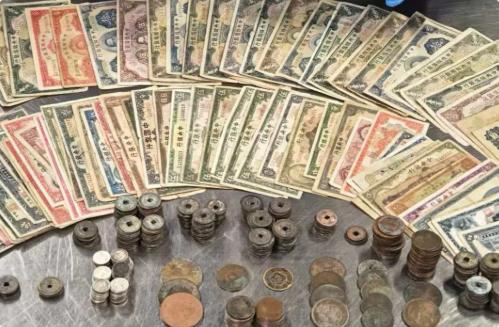 西九龙站海关查获一外籍出境旅客携带文物钱币680枚(张)、古