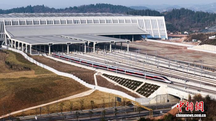 沪渝蓉沿江高铁武宜段开通运营