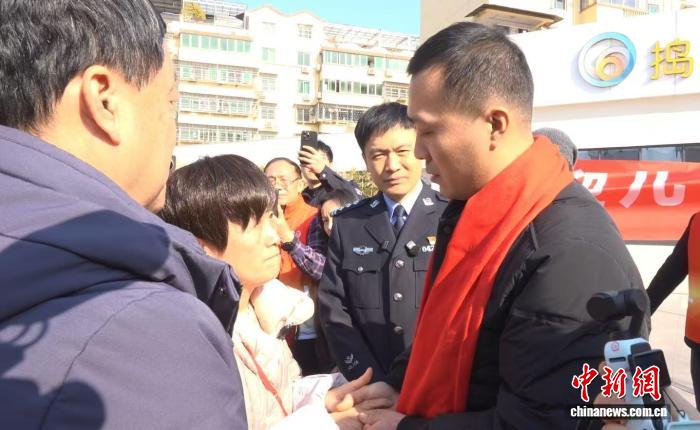 浙江民警助1000个失散家庭团圆 曾帮加拿大华侨跨国重逢