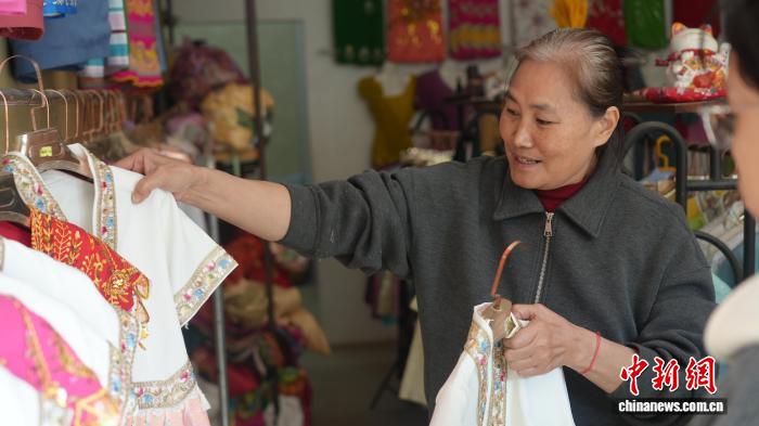 云南民族团结进步先进个人陈潞：逆风织梦 针线生花