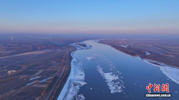 中俄界江黑龙江嘉荫段“文开江” 冰排缓流展春日盛景