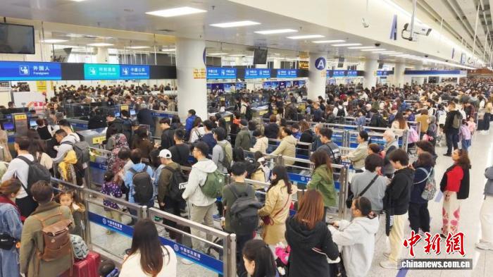 深圳皇岗边检站今年查验出入境人员已超7500万人次