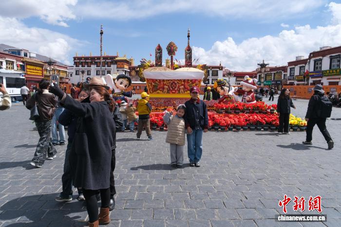 高原三月春风暖 拉萨市民游客共