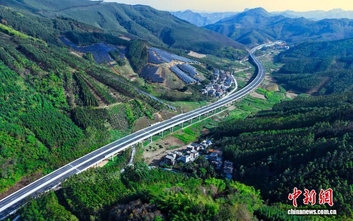 广西两条高速公路建成通车 助力区域经济发展
