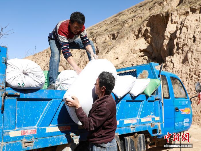 甘肃环县九村联建一个厂 带富千