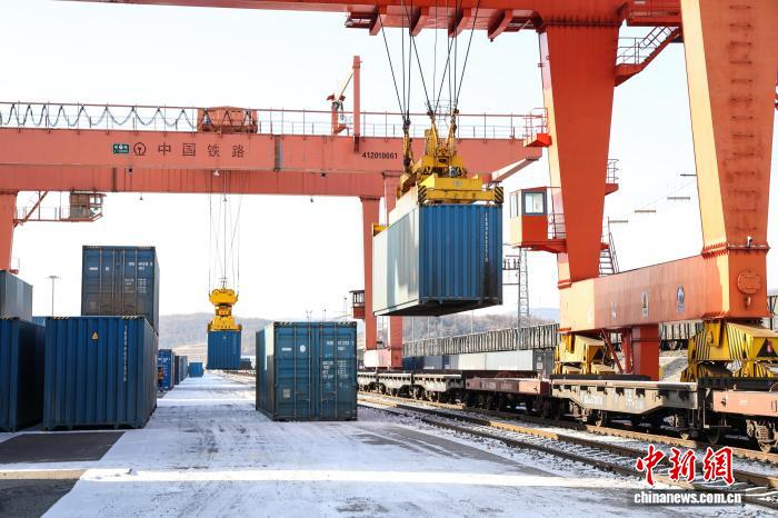 绥芬河铁路口岸中欧班列累计通行突破4000列