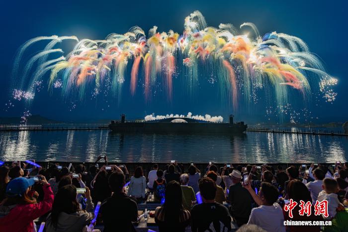 重庆启幕西南地区首个常态化烟花