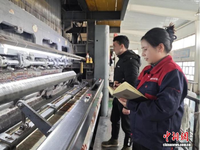 传承与创新并行 新疆“90后”设计师让传统技艺出彩出新