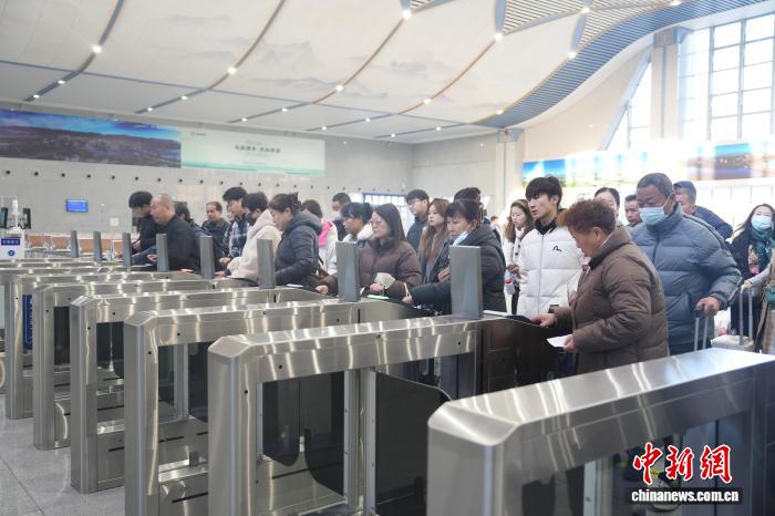 包银高铁再添16列“便民快车” 宁夏、内蒙古“两小时生活圈”