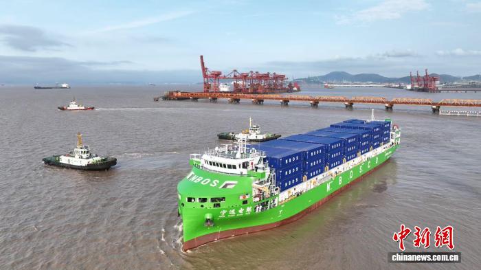 国内首艘万吨级纯电动智能船从宁波舟山港首航