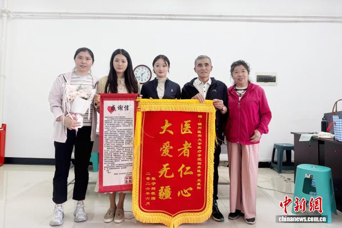 车站跪地施救心脏骤停旅客 锦医大学生续写医者仁心