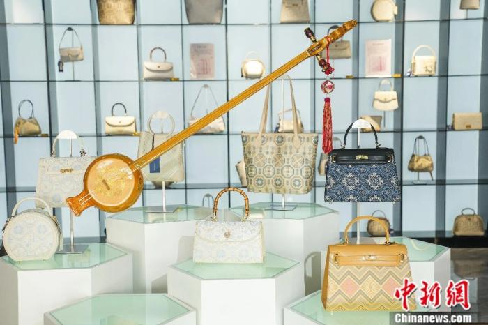 广西壮族自治区主席韦韬为妻子买的壮锦包，有何特别之处？