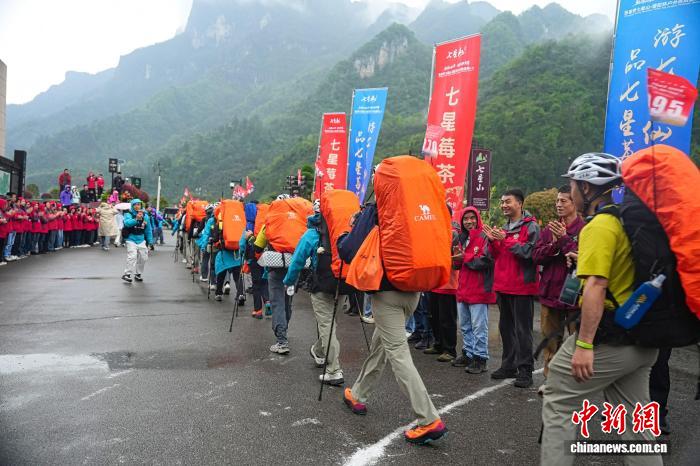张家界七星山户外挑战赛开赛 135名选手踏上征途