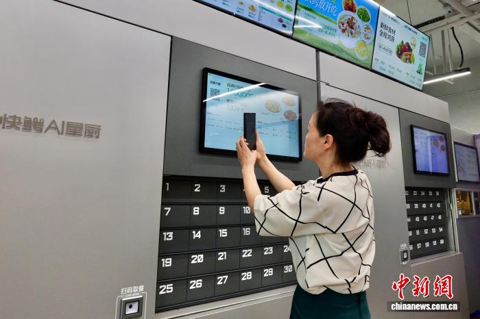 一餐热饭里的社区新事：“AI大厨”炒出“家常味”