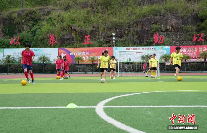 福建永定：绿茵逐梦 培育活力阳光少年
