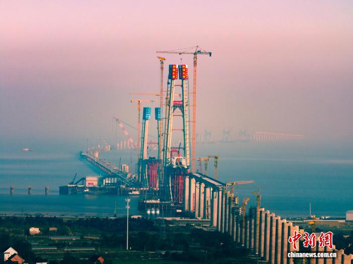 200米“海上巨塔”封顶 世界最长跨海铁路桥建设迎关键进展