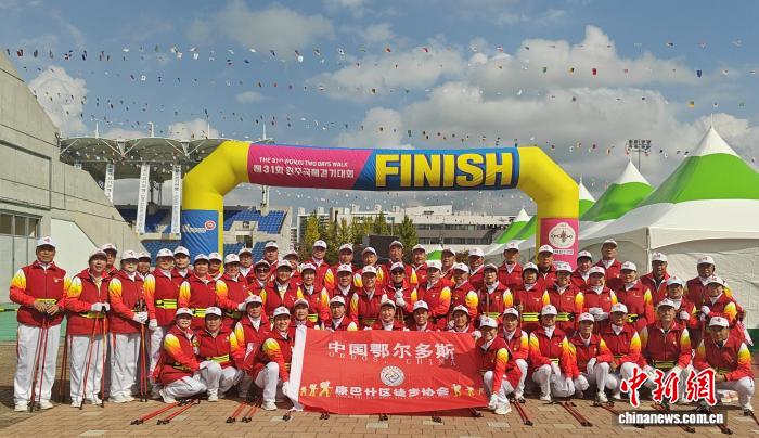 鄂尔多斯“银发团”走出国门徒步，展老年人风采