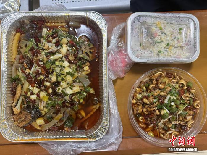 深夜爱心餐暖民警 四川资中警方全网寻人致谢暖心人