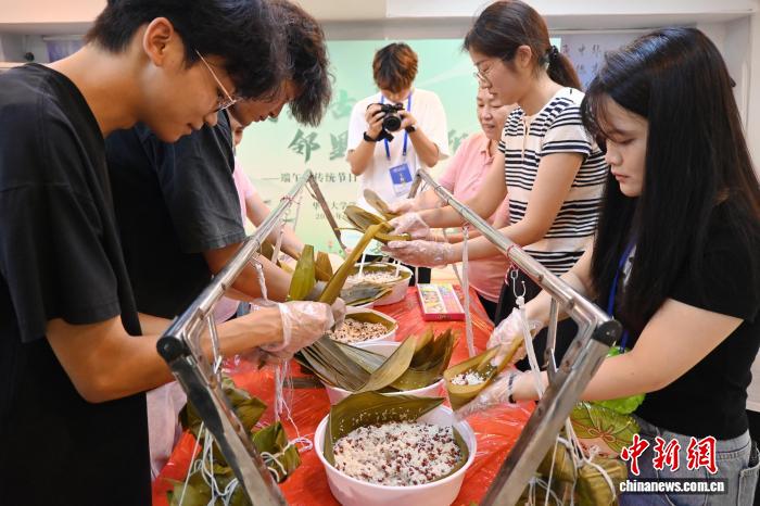华侨大学境内外学子体验民俗共迎端午