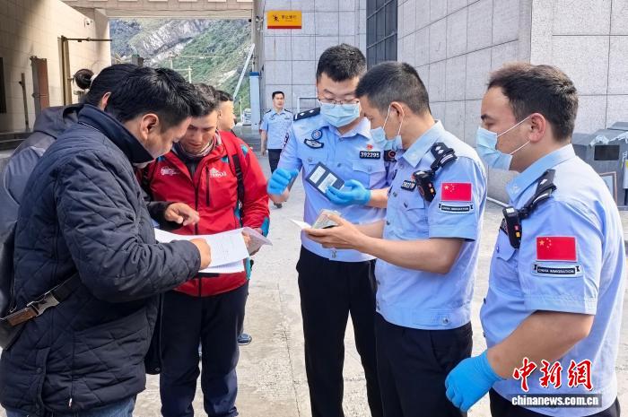 西藏吉隆出入境边防检查站开通紧急通道 保障病危外籍旅客跨境救